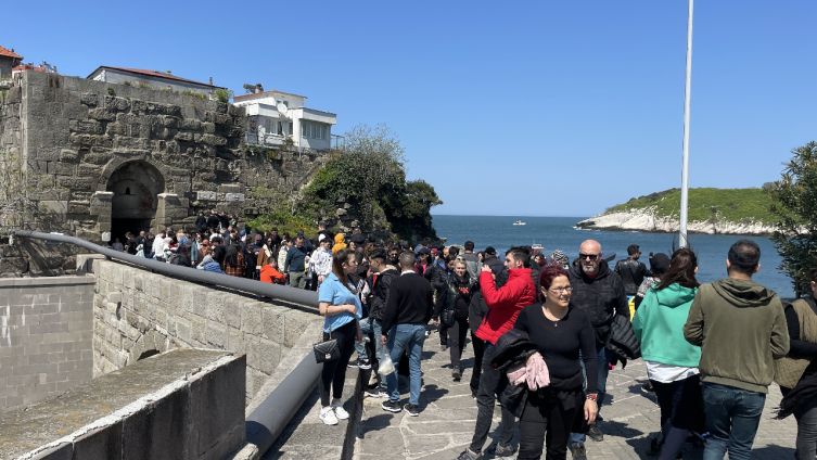 Amasra bayram tatilinde nüfusunun 10 katı turist ağırladı